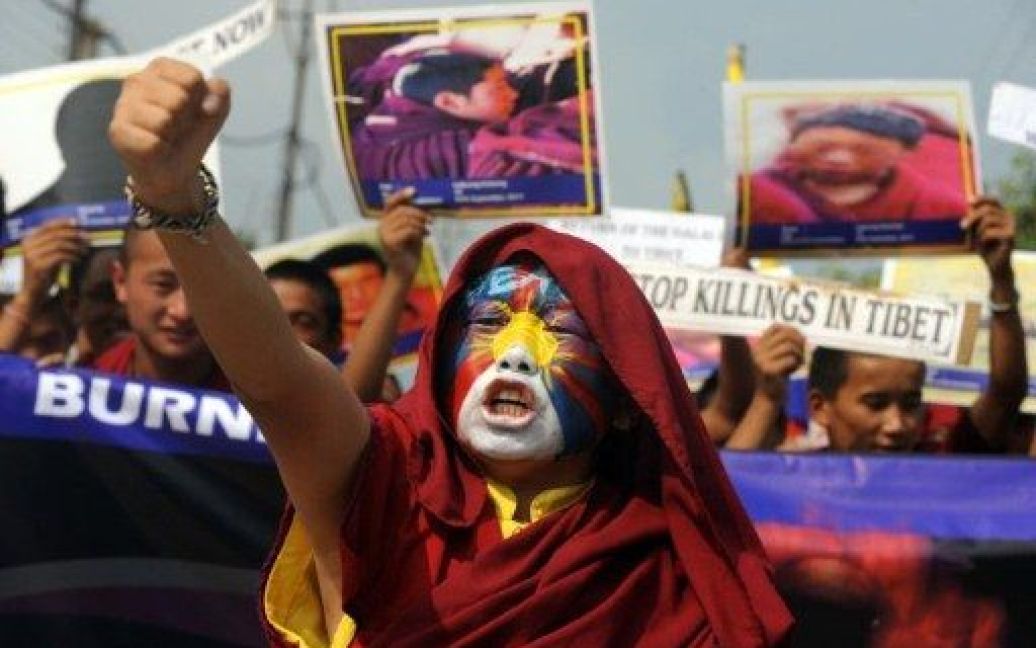 Індія, Сілігурі. Тибетські ченці і члени Конгресу тибетської молоді вигукують гасла під час акції протесту в Сілігурі. Протести по всій Індії почались після низки актів самоспалення серед буддійських ченців. / © AFP