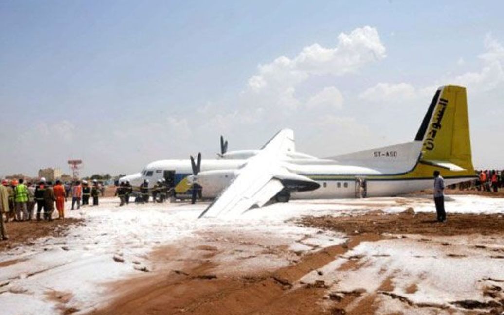 Судан, Хартум. Піна покриває злітно-посадочну смугу навколо літака Fokker 50 компанії Sudan Airways, який здійснив аварійну посадку з 45 пасажирами на борту. Літак змушений був сідати із шасі, що заклинило. / © AFP
