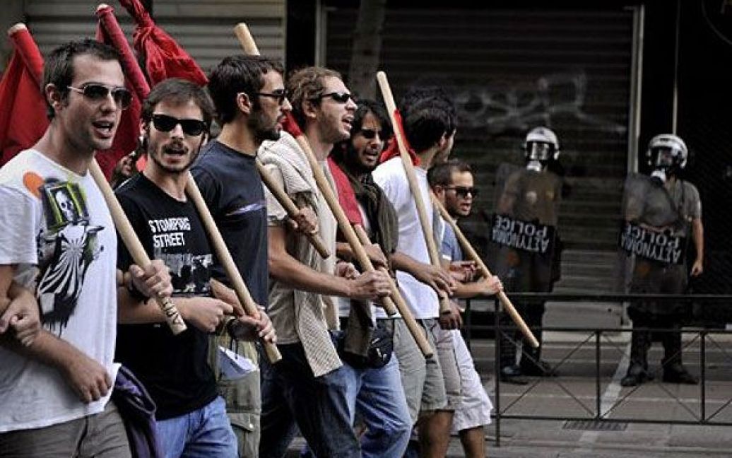 Греція, Афіни. Студенти та викладачі беруть участь у марші протесту в центрі Афін. Грецію знову охопили страйки через нові скорочення бюджету та державних витрат на вимогу ЄС і МВФ. / © AFP