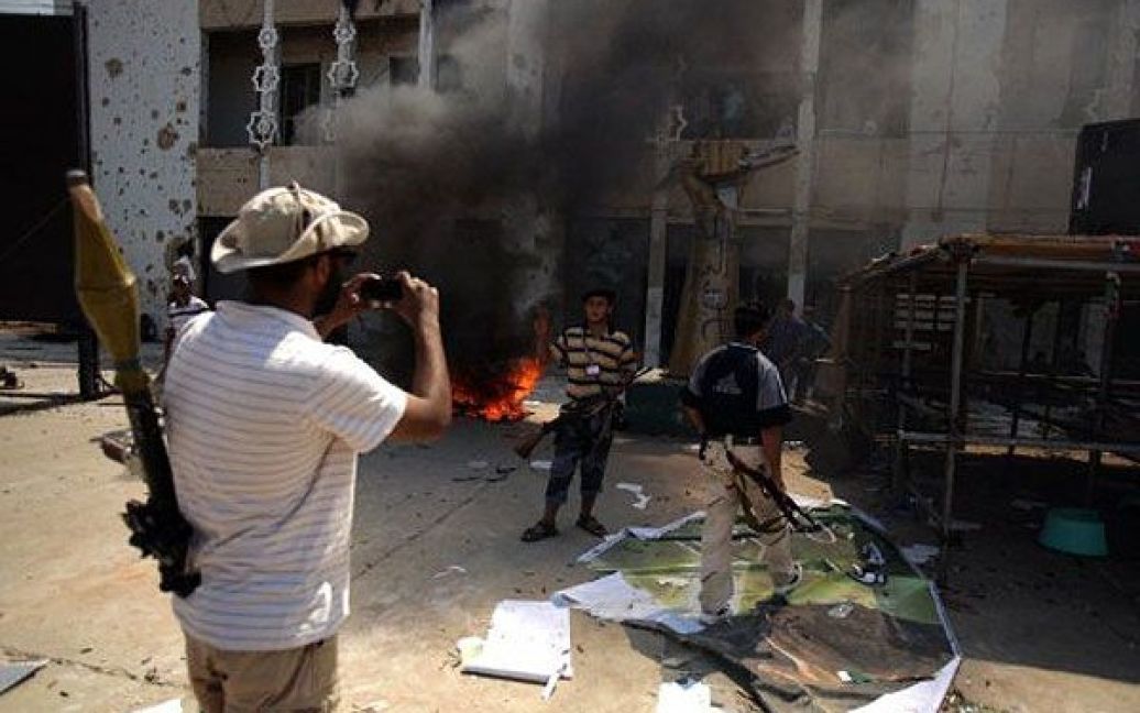 Резиденцію Муаммара Каддафі "Баб аль-Азізія" в Тріполі захопили загони лівійських повстанців. / © AFP