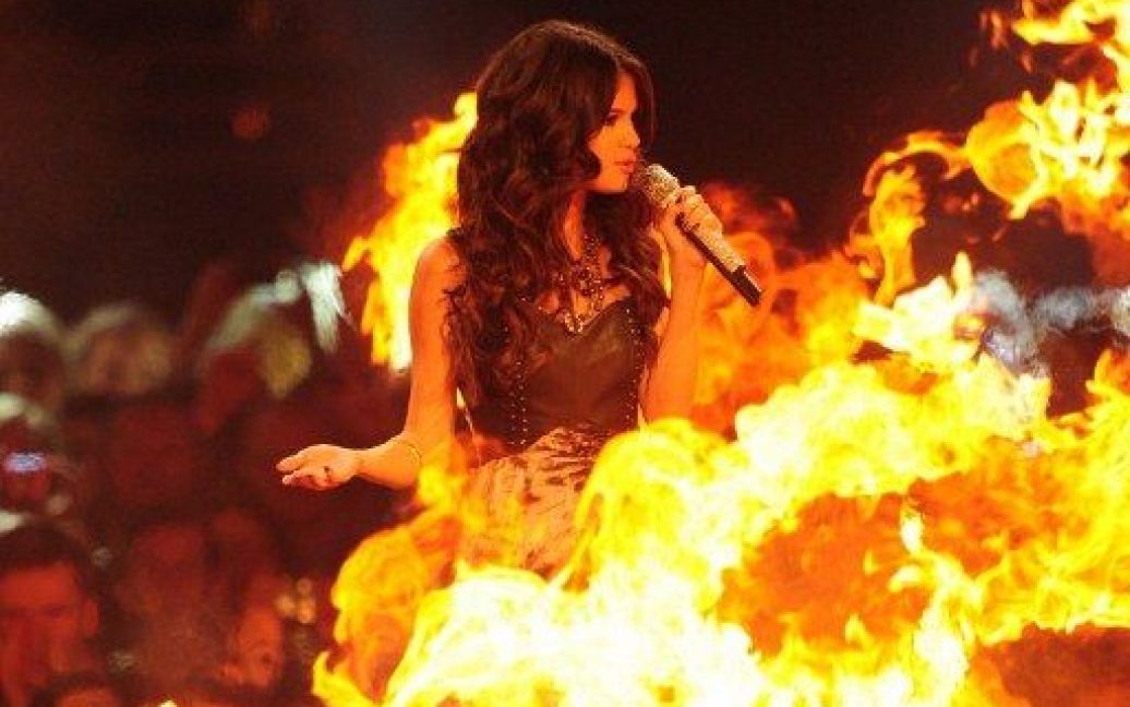 Американська співачка Селена Гомес виступає "у вогні" / © AFP