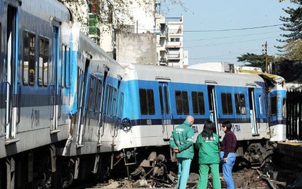 Аргентина, Буенос-Айрес. Медичний персонал оглядає місце аварії двох пасажирських поїздів та автобуса, водій якого спробував перетнути колії на залізничній станції Флорес в Буенос-Айресі. Потяг врізався в автобус, а потім у інший потяг. В результаті аварії, загинули щонайменше сім осіб, 100 отримали поранення. / © AFP