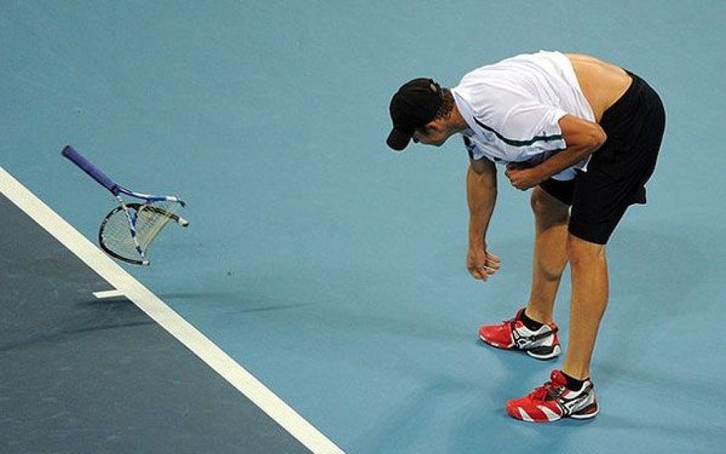 Китай, Пекін. Американський тенісист Енді Роддік розбив свою тенісну ракетку на корті після програшу спортсмену з ПАР Кевіну Андерсону на відкритому тенісному турнірі Китаю. / © AFP