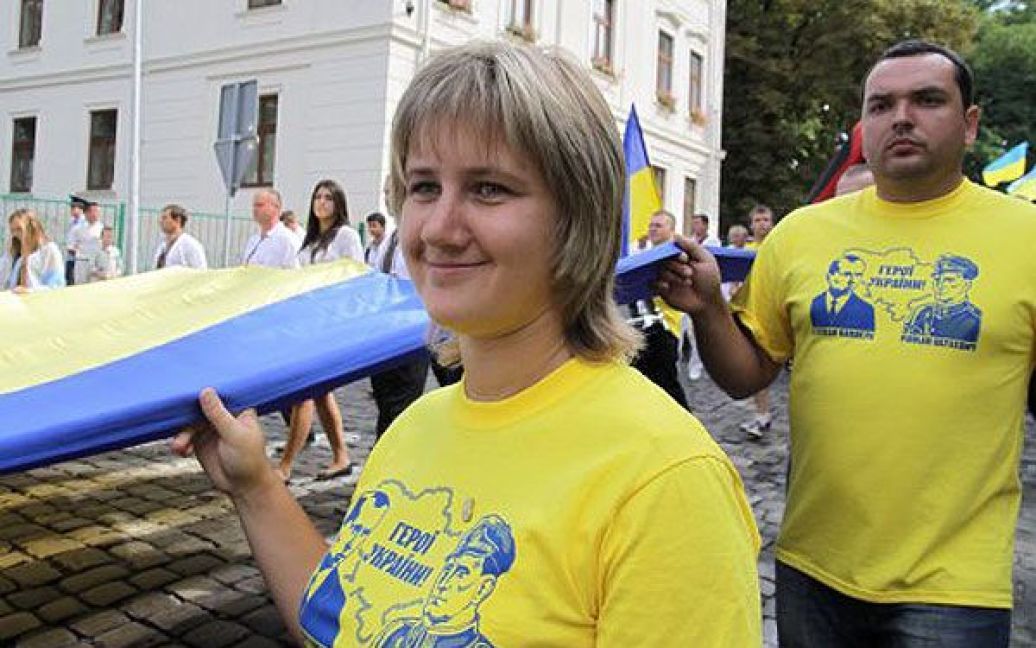 У багатьох учасників маршу на футболках написи "Степан Бандера і Роман Шухевич - герої України" / © УНІАН