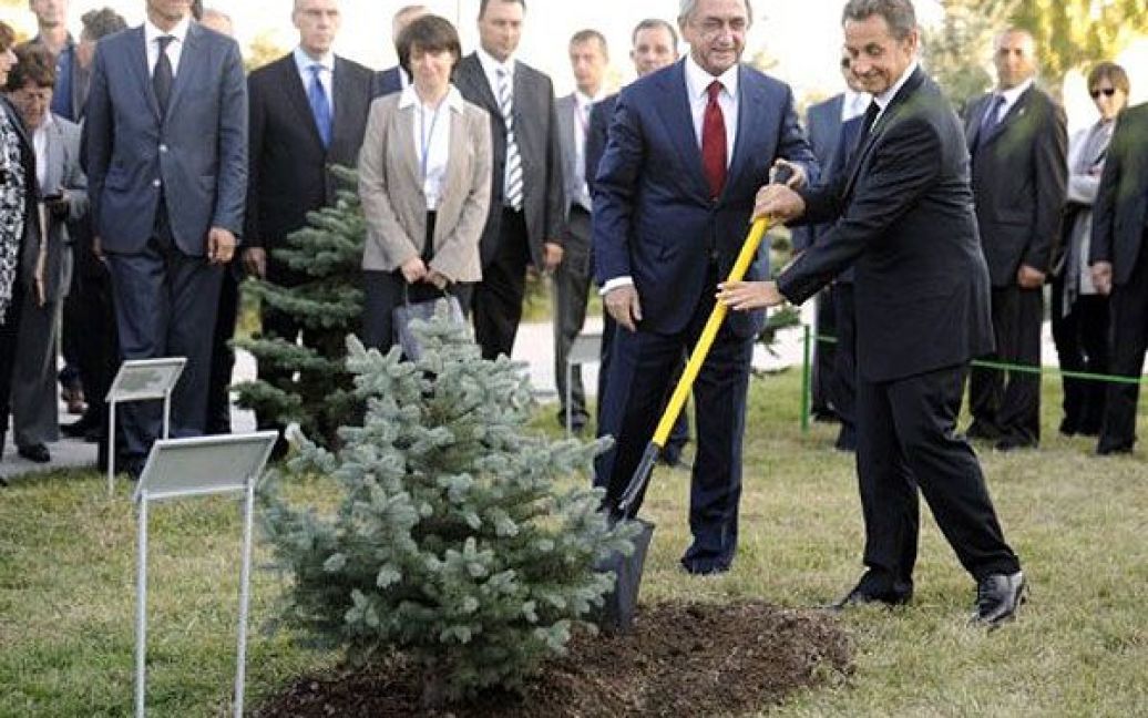 Вірменія, Єреван. Президент Франції Ніколя Саркозі та президент Вірменії Серж Саркісян посадити дерево під час церемонії в меморіальному музеї жертв геноциду вірмен "Цицернакаберд" в Єревані. Ніколя Саркозі прибув з дводенним візитом на Кавказ, крім Вірменії він також відвідає Азербайджан і Грузію. / © AFP