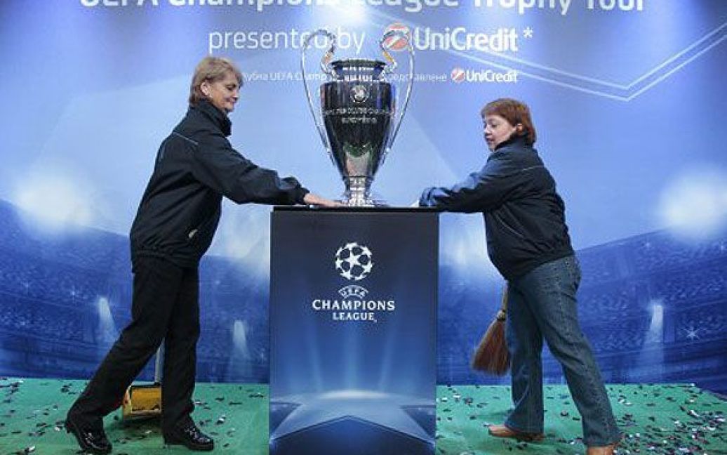 Прибиральниці біля Кубка Ліги Чемпіонів UEFA / © УНІАН