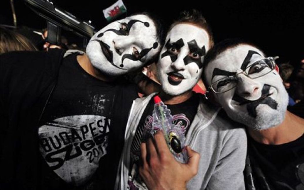 Угорщина, Будапешт. Французькі студенти розфарбували свої свої обличча на честь виступу британського електронного дуету Chemical Brothers на музичному фестивалі Sziget. / © AFP