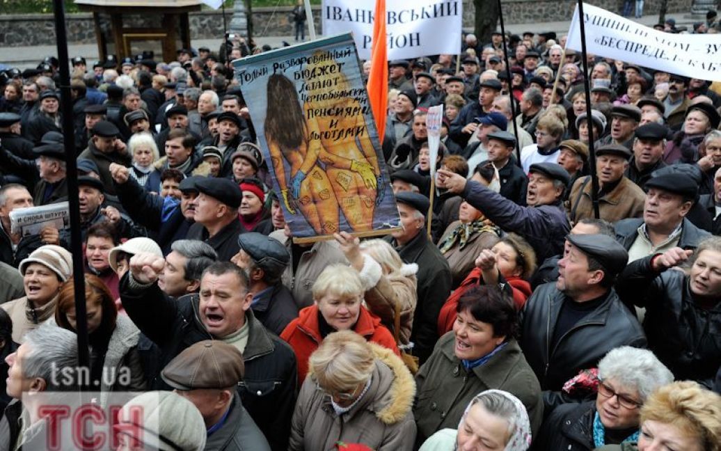 Близько 700 представників чорнобильських організацій провели акцію протесту під стінами Кабміну. / © Євген Малолєтка/ТСН.ua