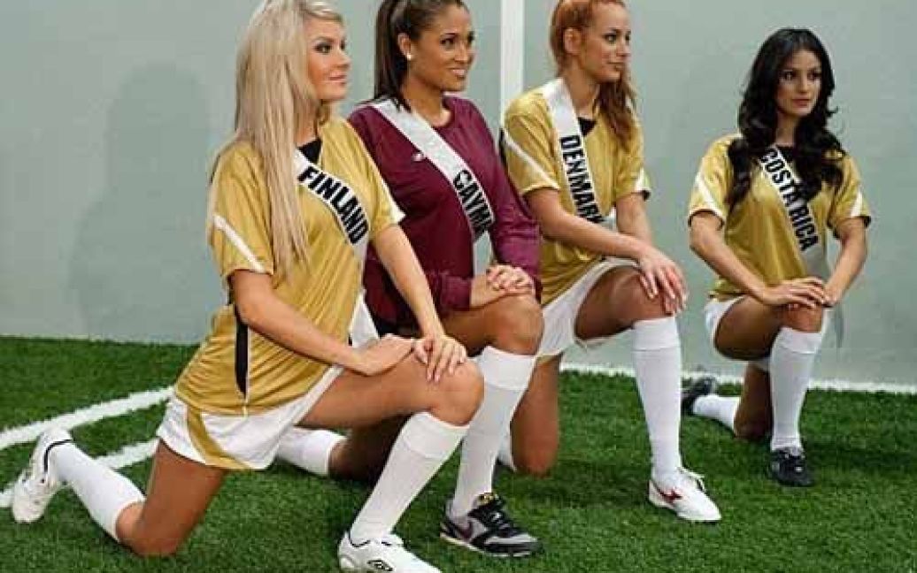 В бразильському місті Сан-Паулу учасниці конкурсу краси "Міс Всесвіт-2011" провели між собою товариський футбольний матч. / © Desporter