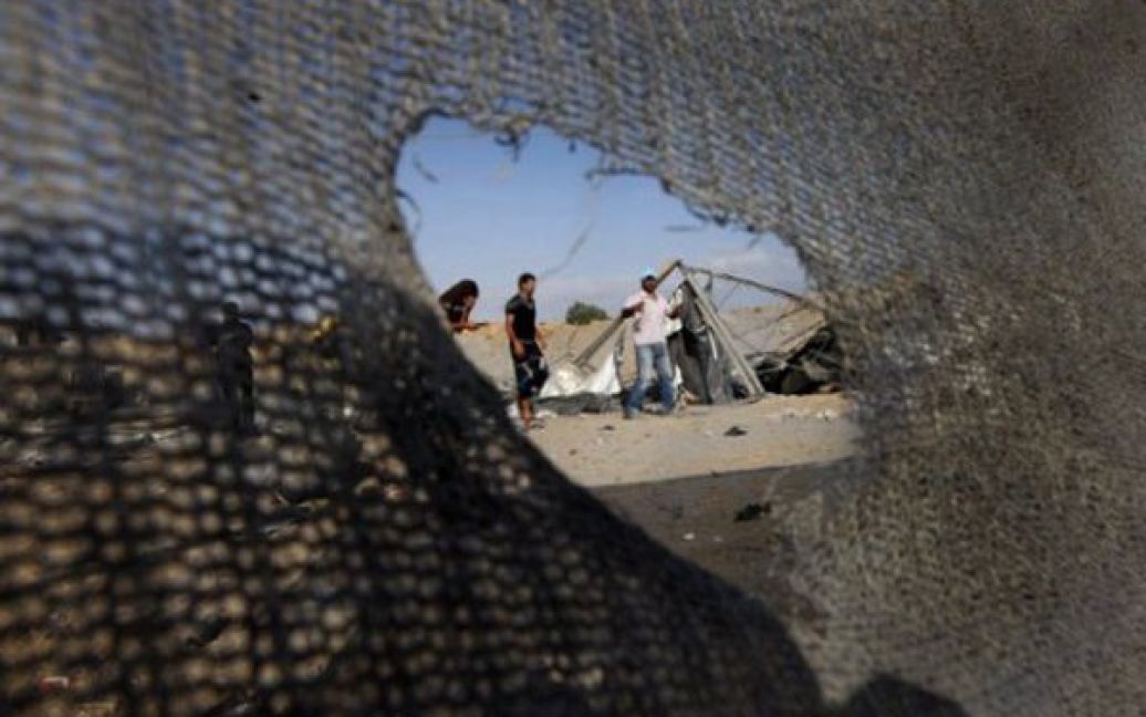 Палестина, Рафа. Чоловіки оглядають пошкодження контрабандистського тунелю, який проходить під кордоном у Секторі Гази. / © AFP