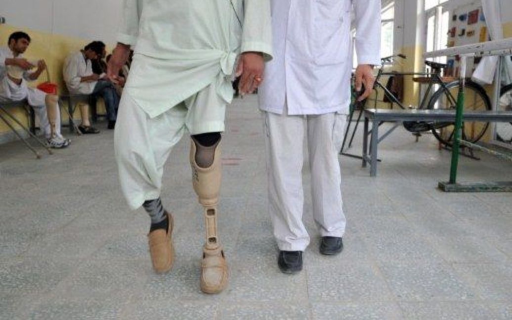 Афганістан, Кабул. Пацієнти ортопедичного центру міжнародного комітету Червоного Хреста в Кабулі. За даними організації, безпека населення та медичне обслуговування є найбільшими гуманітарними проблемами в країні. / © AFP