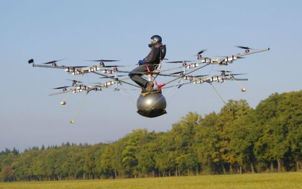 Німецький фізик Томас Зенкель здійснив безпрецедентний пілотований політ на мультикоптері. / © 
