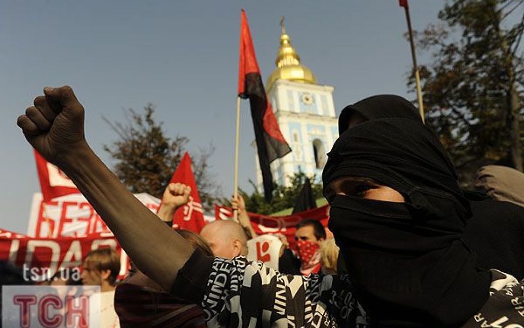 Близько 100 студентів провели мітинг проти політики Міносвіти на Європейській площі в Києві. / © Євген Малолєтка/ТСН.ua