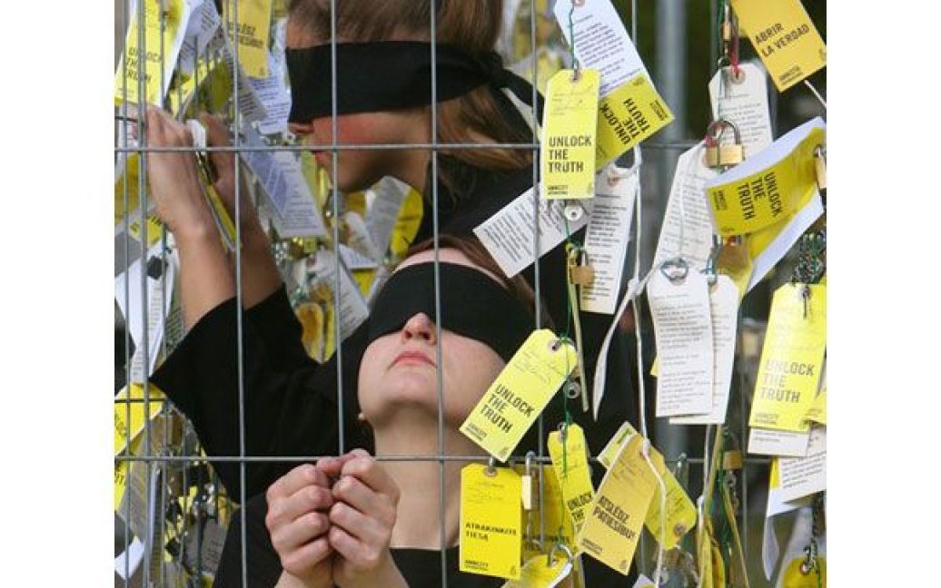 Литва, Вільнюс. Члени правозахисної організації Amnesty International провели акцію протесту перед будівлею уряду у Вільнюсі. Вони закликали владу Литви поновити розгляд справи про таємні допити підозрюваних у співробітництві з "Аль-Каїдою". / © AFP
