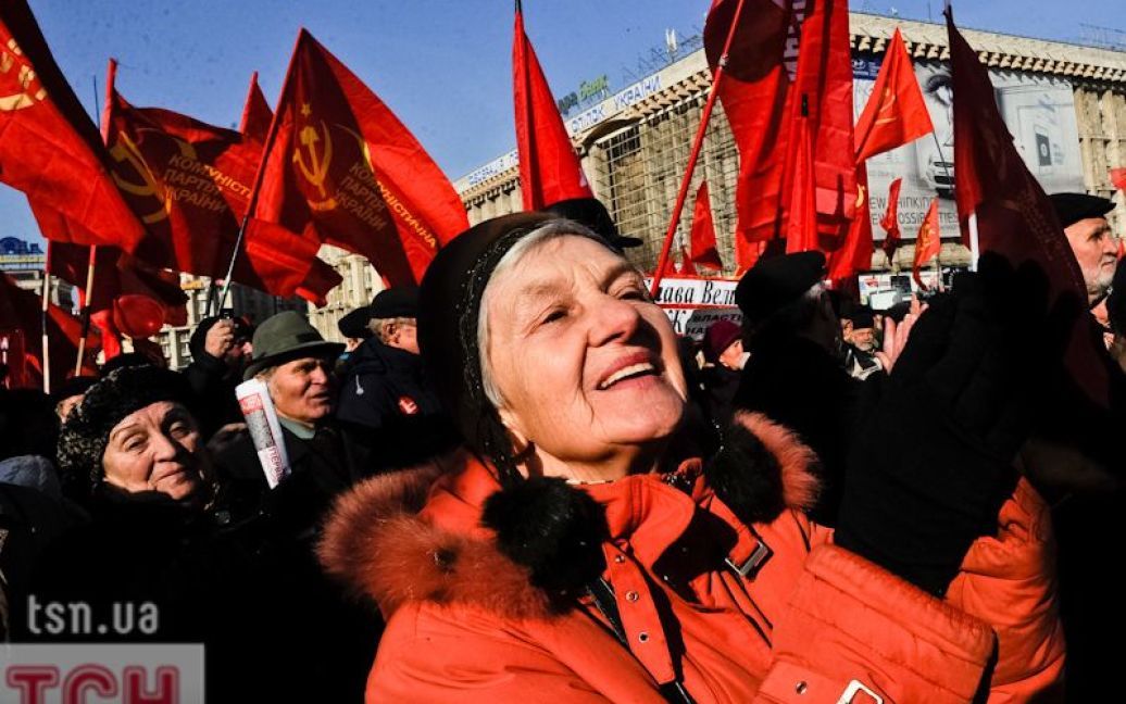В Києві на святкуваннях з нагоди 94-ої річниці Жовтневої революції сталося кілька бійок між комуністами і "свободівцями". / © Євген Малолєтка/ТСН.ua