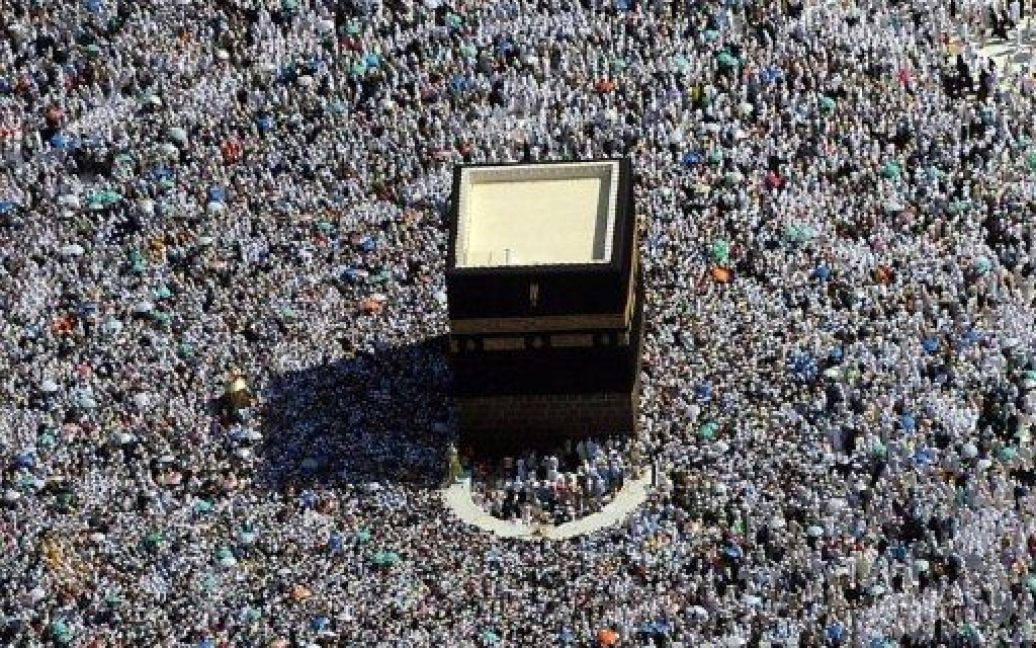 Саудівська Аравія, Мекка. Тисячі мусульманських паломників збираються навколо священного каменя Каабе у Великій мечеті священного міста Мекка під час щорічного паломництва хадж. / © AFP