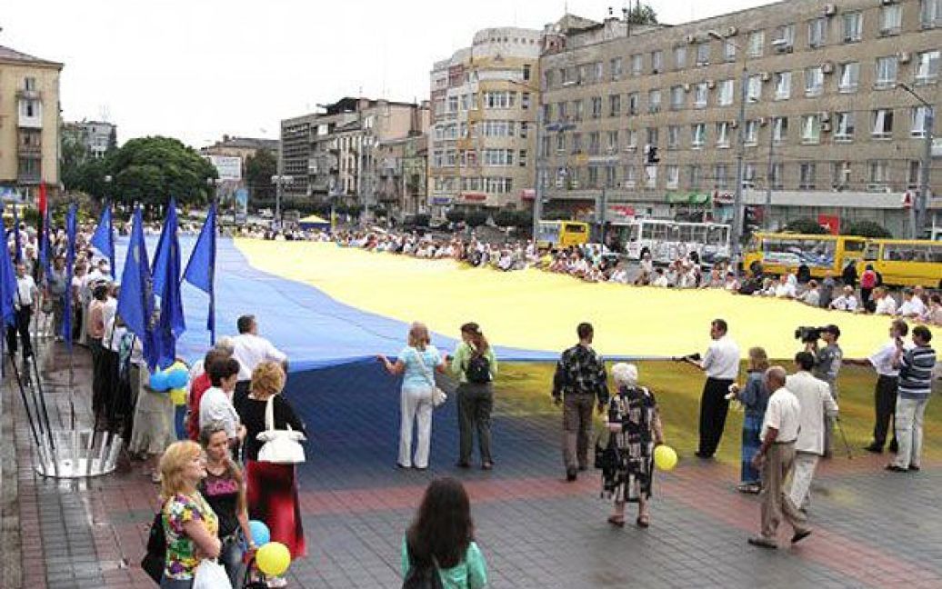 В Івано-Франківську розгорнули найбільший в світі синьо-жовтий прапор розміром 45 на 30 метрів / © УНІАН