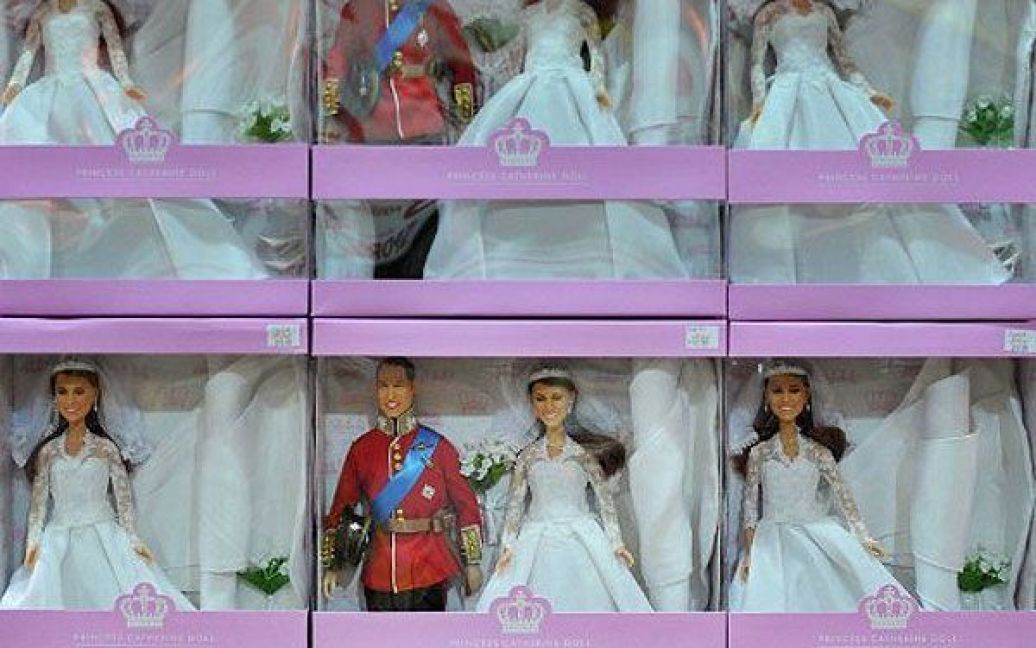 Великобританія, Лондон. Ляльки британського принца Вільяма та його дружини Кейт у весільному вбранні виставили в магазині іграшок Hamleys в центрі Лондона. Пара ляльок коштуватиму близько 164 доларів США. / © AFP