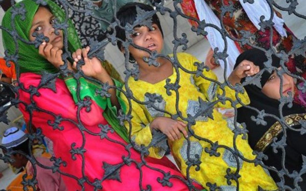Пакистан, Лахор. Дівчата визираються з вікна мечеті після п&rsquo;ятничної молитви. У Пакистані Рамадан цього року розпочався на день пізніше, оскільки місцеві мулли не підтвердили появу молодого місяця. / © AFP