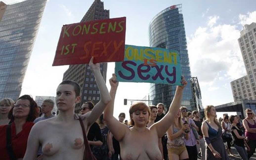 В Берліні (Німеччина) провели акцію протесту "Марш повій" ("Slutwalk"), під час якої десятки оголених жінок виступили проти сексуального насильства. / © AFP