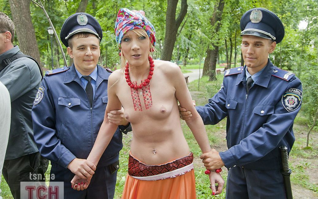 На День Незалежності жіночий рух FEMEN провів в центрі Києва топлес-акцію "День залежності" / © 