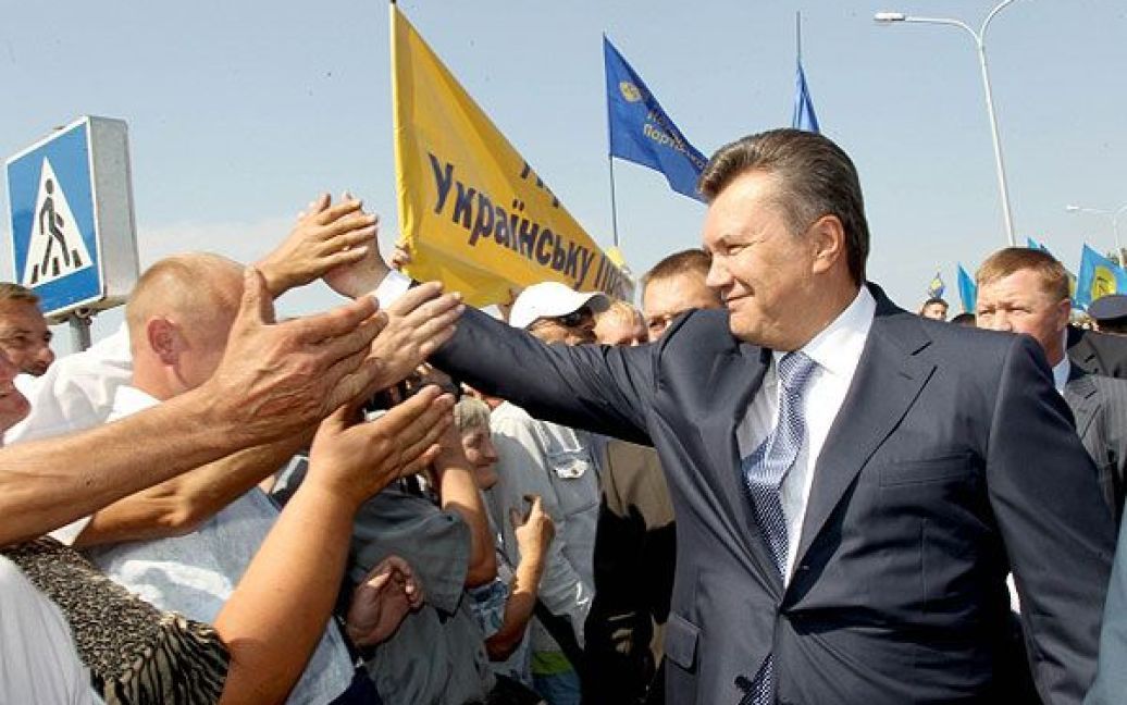 Після церемонії відкриття культурно-археологічного центру &laquo;Пересопниця&raquo; Президент України ознайомився з його експозицією та поспілкувався з людьми / © President.gov.ua