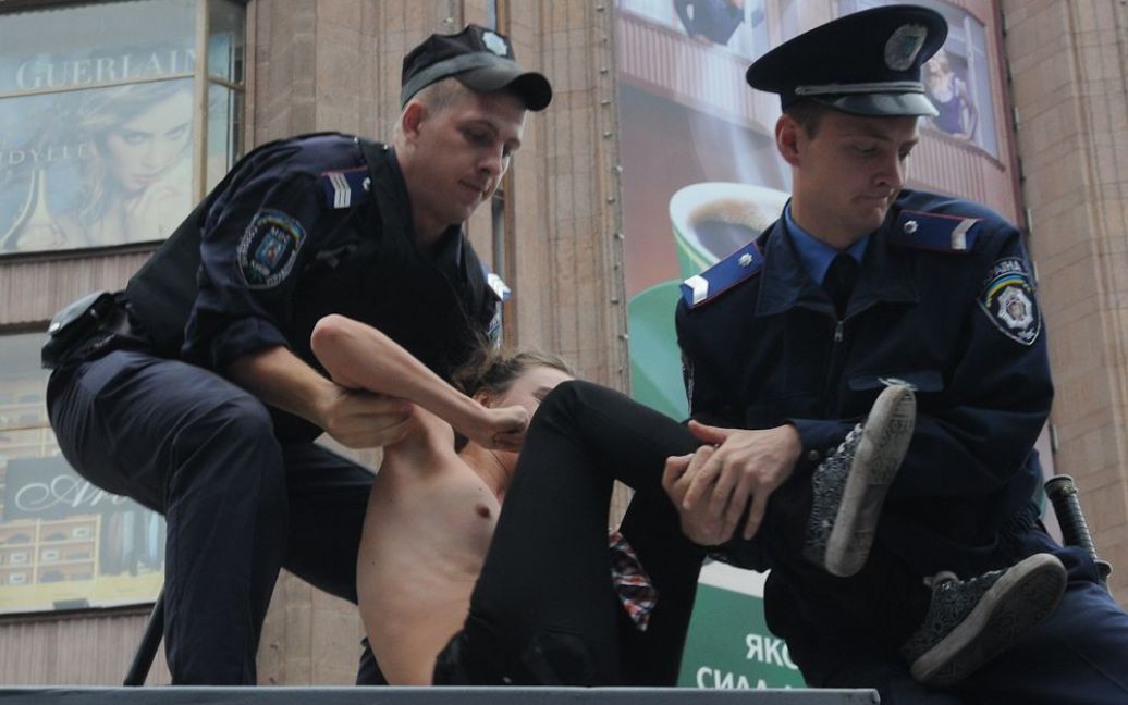 Співробітники міліції знімають активісток FEMEN з даху автозака. / © Артур Бондарь/ТСН.ua