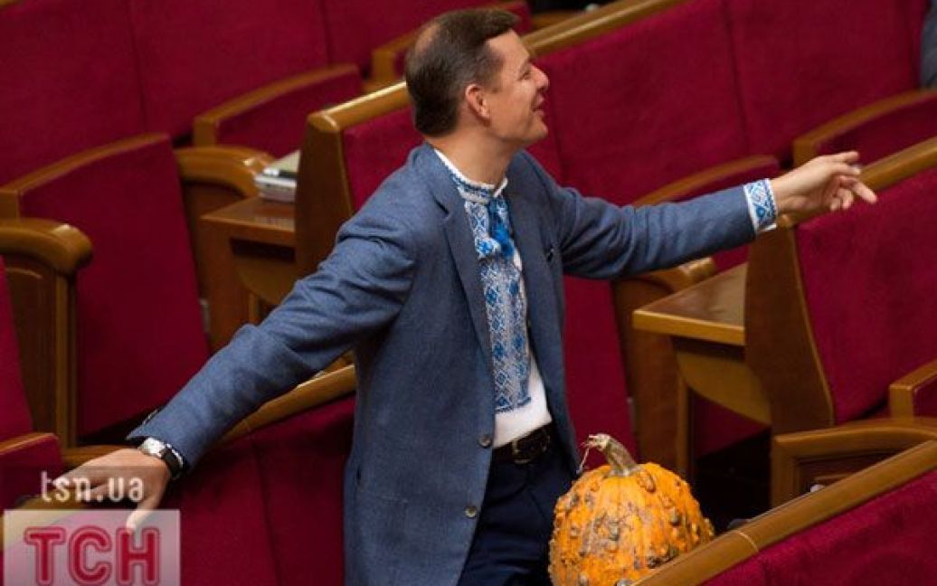 Народний депутат Олег Ляшко приніс на засідання Верховної ради гарбуза, щоб вручити його урядовцям. / © Євген Малолєтка/ТСН.ua