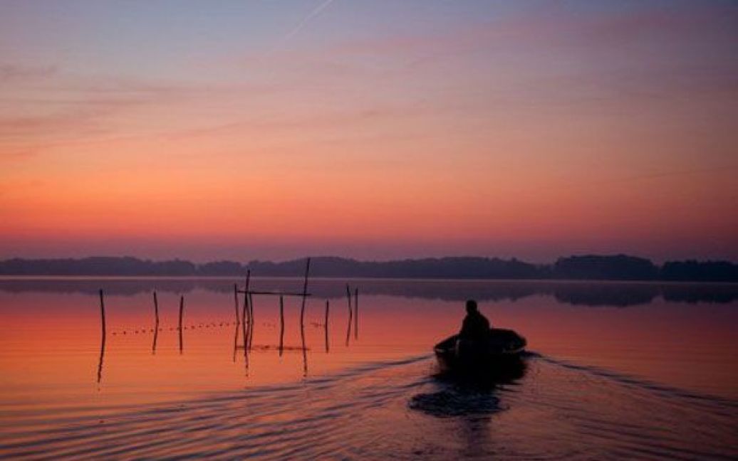 Німеччина, Гросс Шойн. Рибак Ейке Кехлер рибалить на озері Шойн у східній Німеччині. / © AFP