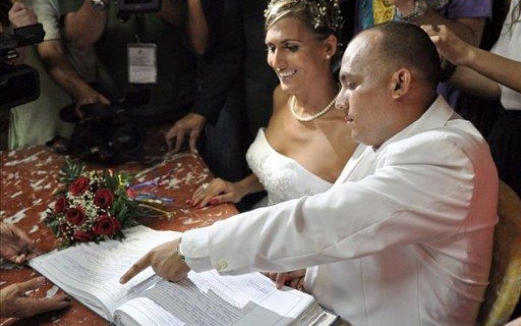 День свого одруження молодята спеціально поєднали зі святкуванням дня народження колишнього кубинського лідера Фіделя Кастро. / © AFP