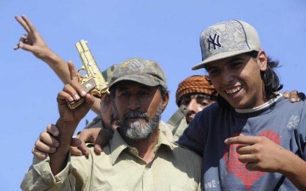 В Лівії почались стихійні святкування смерті Муаммара Каддафі / © AFP