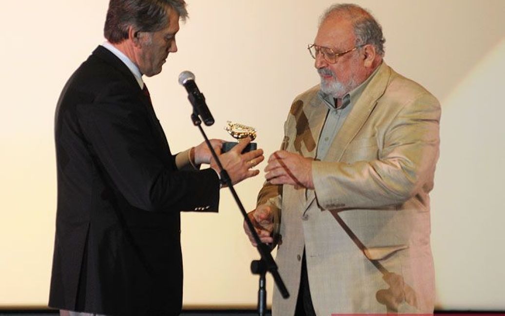 Почесний президент кінофестивалю Віктор Ющенко вручає нагороду. / © Главред