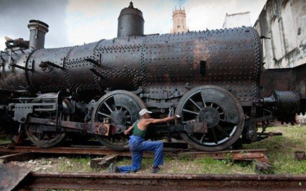 Куба, Гавана. Самозайняті кубинці ремонтують старий паровоз, який використовували з кінця XIX століття і у XX ст. на виробництві цукрового очерету в Гавані. / © AFP