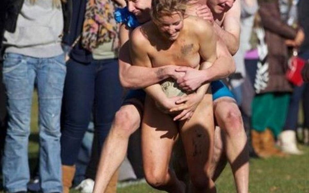 У новозеландському місті Данідін відбувся "голий матч" з регбі між командами "Fijian Invitational" та "Nude Blacks" / © 