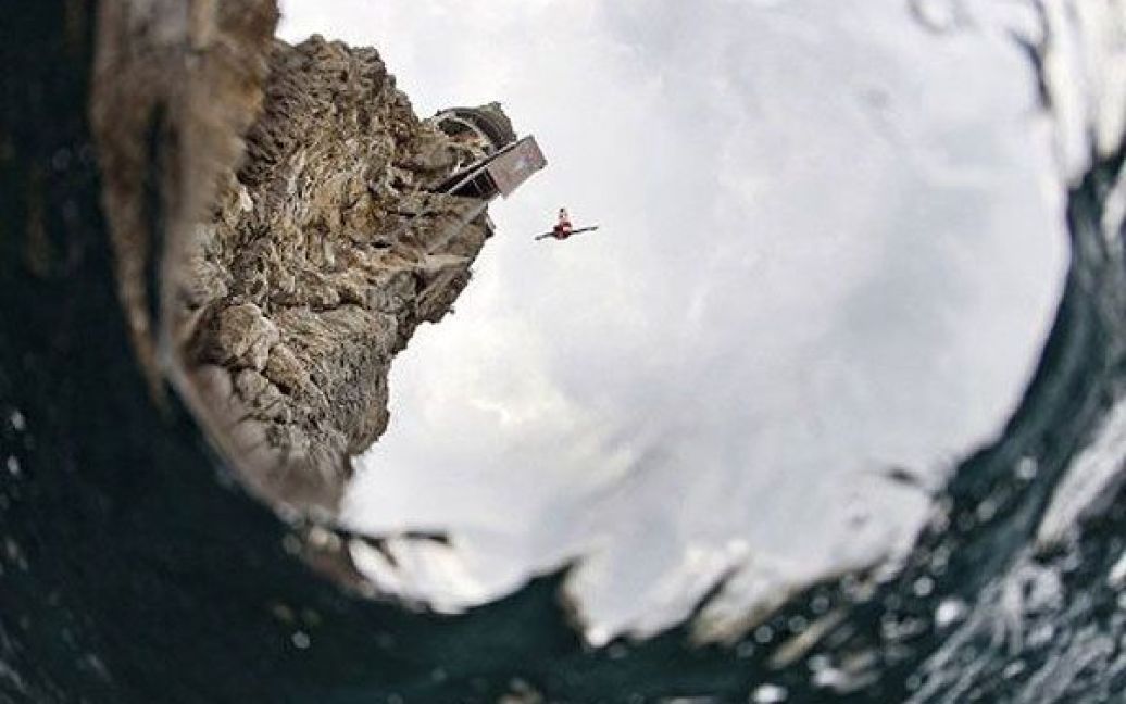 В Ялті вперше провели фінал престижної світової серії Red Bull Cliff Diving 2011. / © AFP