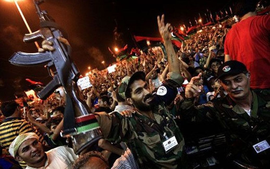 Лівійська Арабська Джамахірія, Бенгазі. Десятки тисяч лівійців та лівійських повстанців святкують те, що вони назвали "першим вдалим повстанням в Тріполі" проти режиму Муаммара Каддафі на площі Свободи в місті Бенгазі. В Тріполі спалахнули збройні зіткнення між повстанцями та силами влади. / © AFP