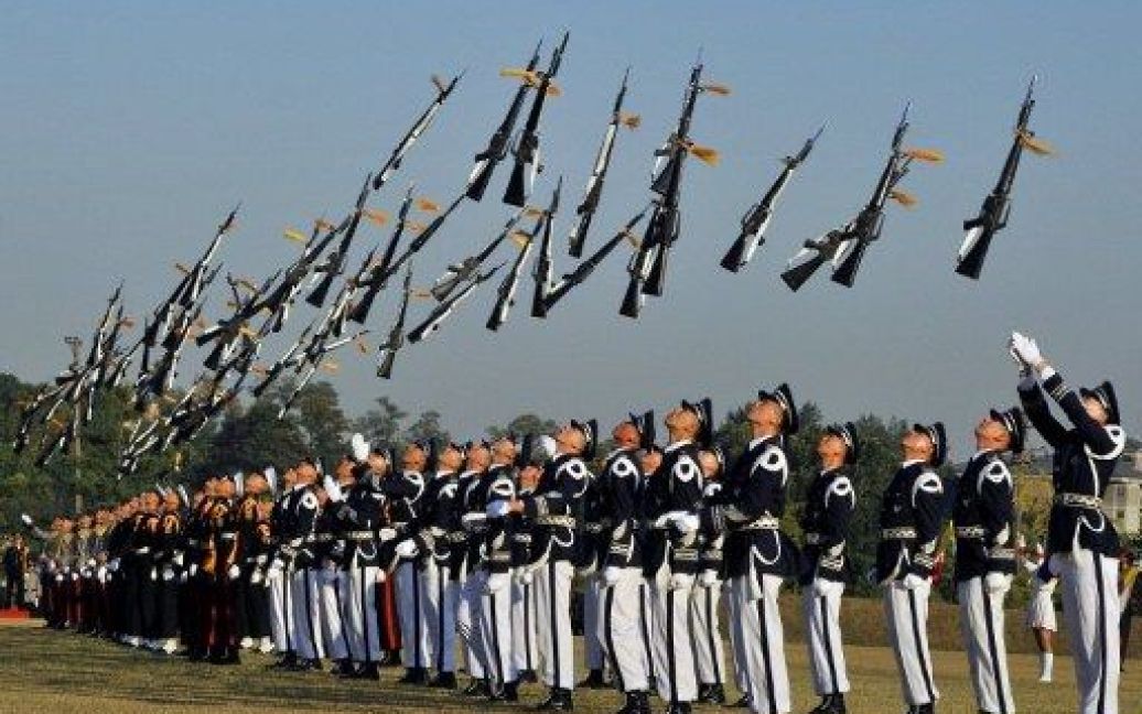 Республіка Корея, Сеул. Південнокорейські військові беруть участь у церемонії відкриття Сеульської міжнародної аерокосмічної та оборонної виставки в Сеулі. / © AFP