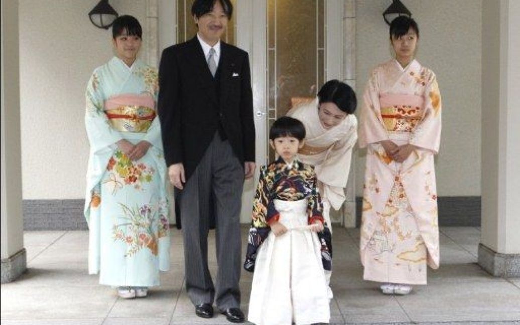 Принц Хісахіто, його батько принц Акісіно, мати принцеса Кіко, сестри: принцеса Мако і принцеса Како / © AFP