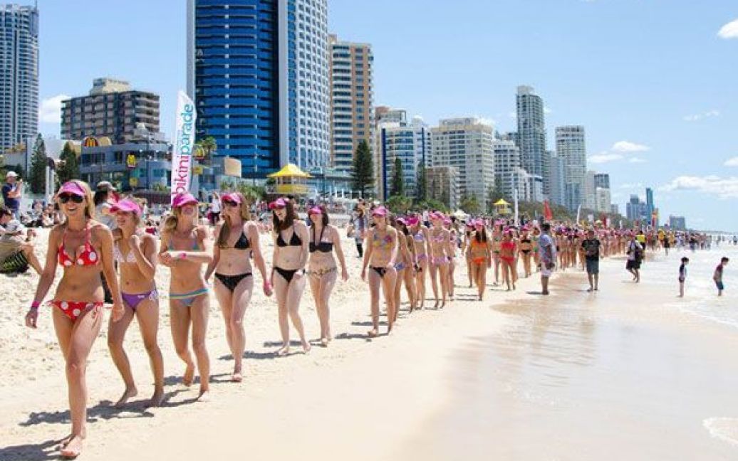В Австралії встановили світовий рекорд - 357 дівчат у наймасовішому бікіні-параді. / © AFP