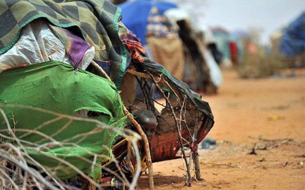 Сомалі, Дулов. Сомалійські біженці грають у таборі для вимушених переселенців. Агентство ООН у справах біженців заявило, що сильна посуха у країні викликала голод у п&#039;ятьох сомалійських регіонах. / © AFP