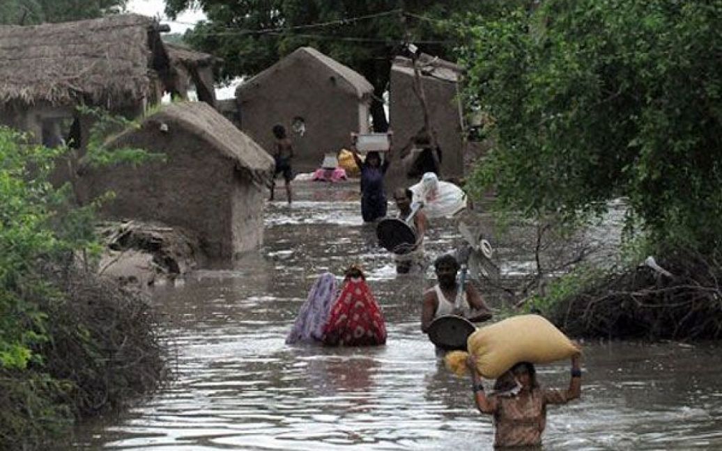 Жертвами сильної повені у Пакистані стали сотні людей. / © AFP