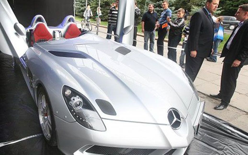 У Львові показали найдорожчий у світі автомобіль Mercedes-Benz SLR McLaren Stirling Moss / © УНІАН
