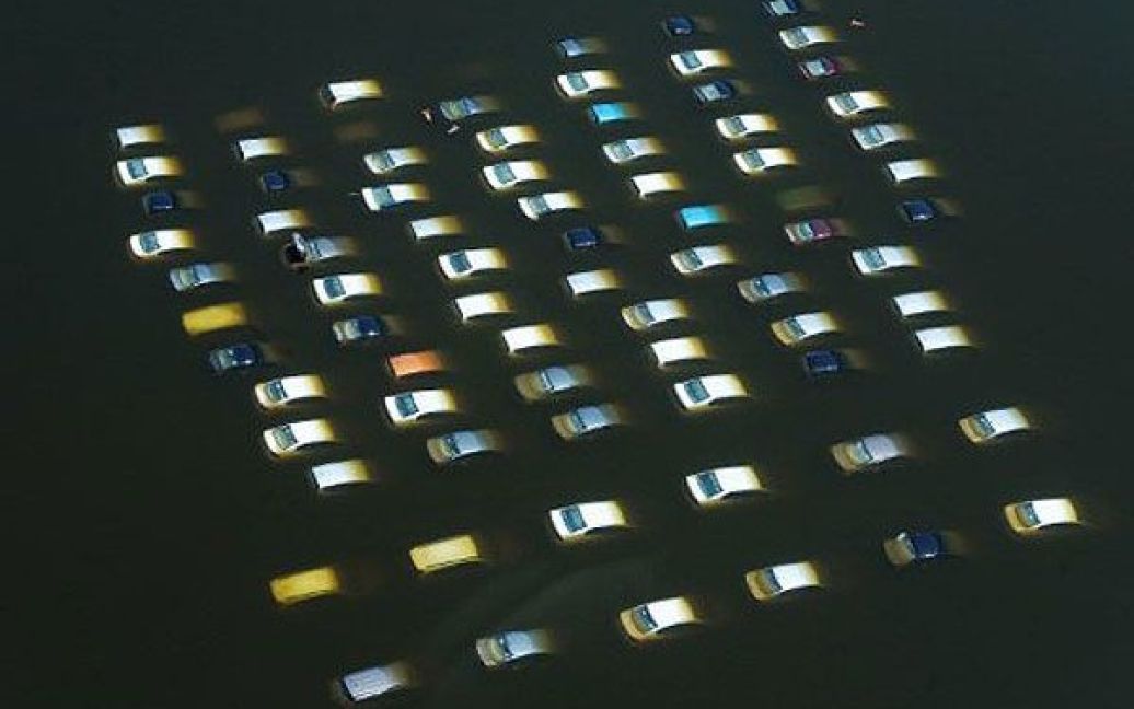 Таїланд, Аюттая. Автомобілі, затоплені на заводі Honda, поблизу Бангкока. В результаті потужних повеней, більше 500 осіб загинули у Таїланді, Камбоджі та В&#039;єтнамі. / © AFP
