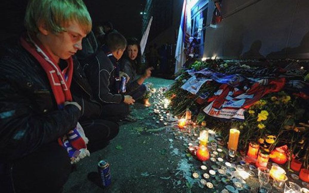Сотні людей в Ярославлі приносять квіти та запалені свічки до стадіону "Арена-2000", на якому тренувалась команда. / © AFP