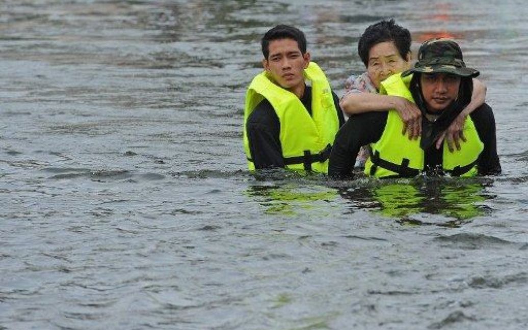 В результаті найсильнішої за 50 років повені у Таїланді постраждали близько трьох мільйонів людей. / © AFP