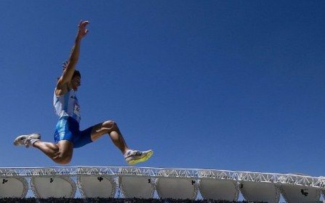 Мексика, Гвадалахара. Аргентинський спортсмен Роман Гасталді виконує стрибок у довжину під час змагань з десятиборства на XVI Панамериканських іграх в Гвадалахарі. / © AFP