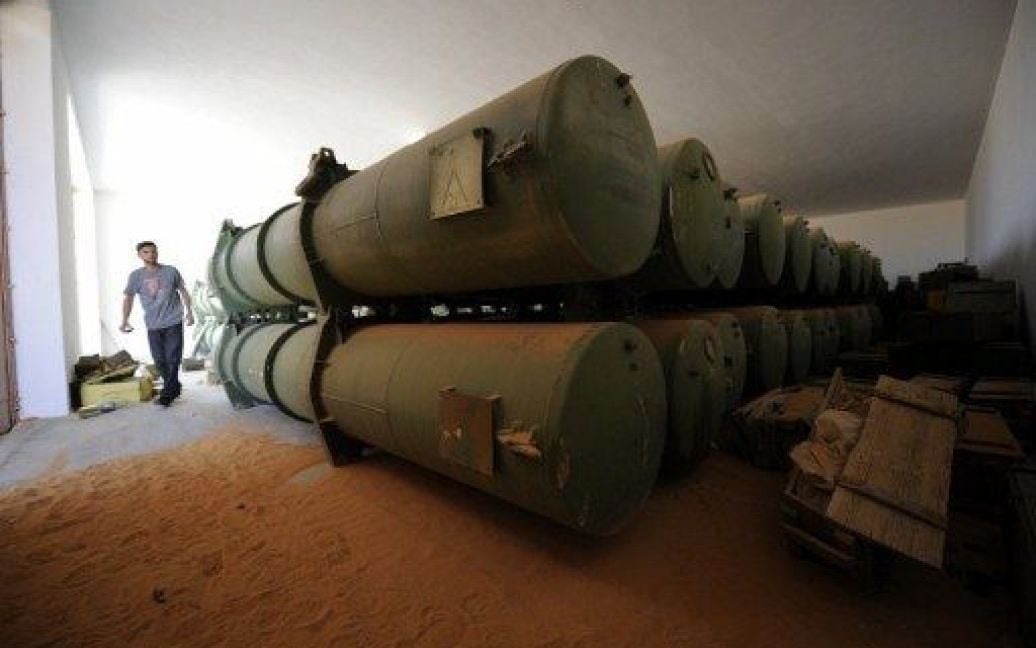 Лівійська Арабська Джамахірія, Сірт. Гори невизначених боєприпасів знайшли у 80 бункерах в пустелі поруч з містом Сірт. / © AFP