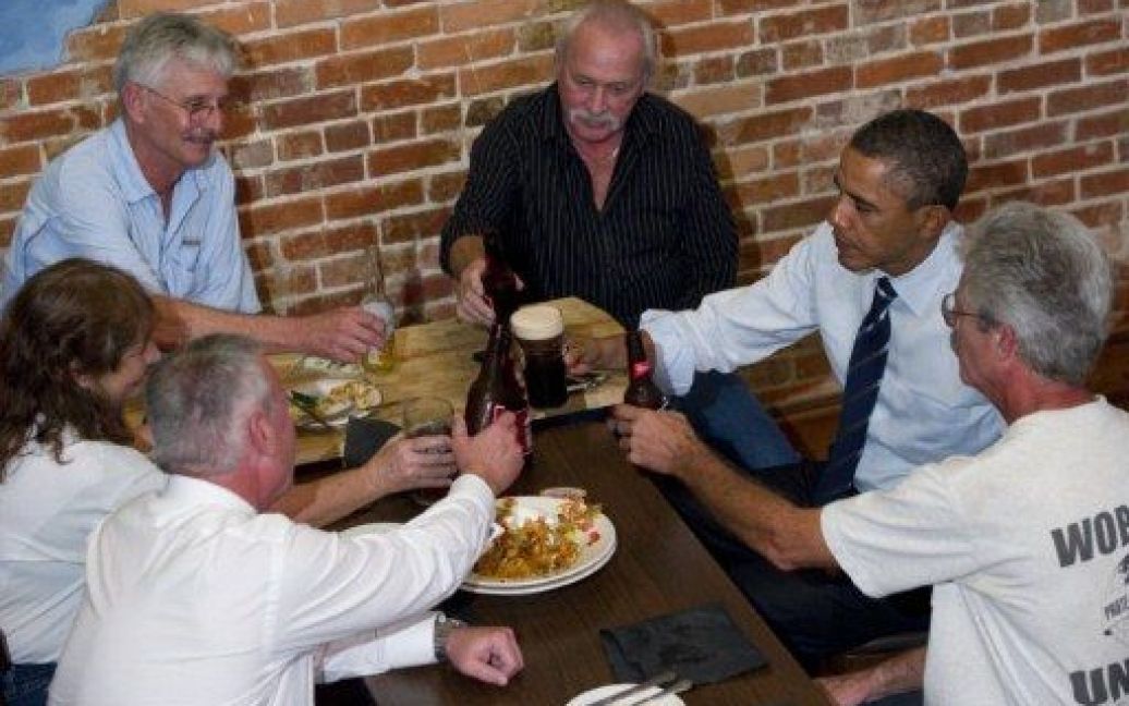 США, Орландо. Президент США Барак Обама п&rsquo;є пиво з безробітними будівельниками під час зустрічі в ірландському пабі міста Орландо, штат Флорида. / © AFP