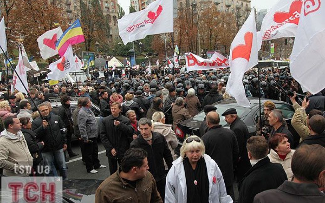 Прихильники Тимошенко і "Беркут" перед Печерським судом 11 жовтня / © ТСН.ua
