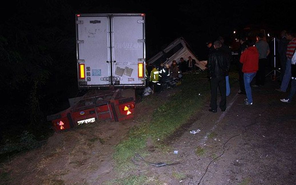 В результаті зіткнення мікроавтобуса і вантажівки на Чернігівщині, загинуло 10 людей, одну людину було госпіталізовано. / © ДАІ МВС